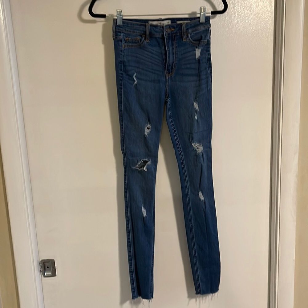 Hollister ripped  jeans 24x32